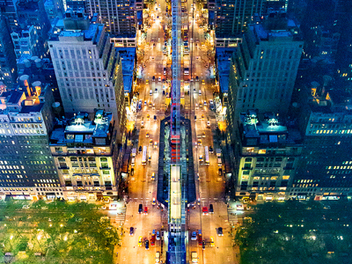 玻璃鏡面反射 紐約 夜景，彷彿置身 超現實 顛倒世界