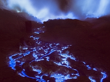 神秘的藍色火焰，在爪哇島 伊真火山 看罕見奇景