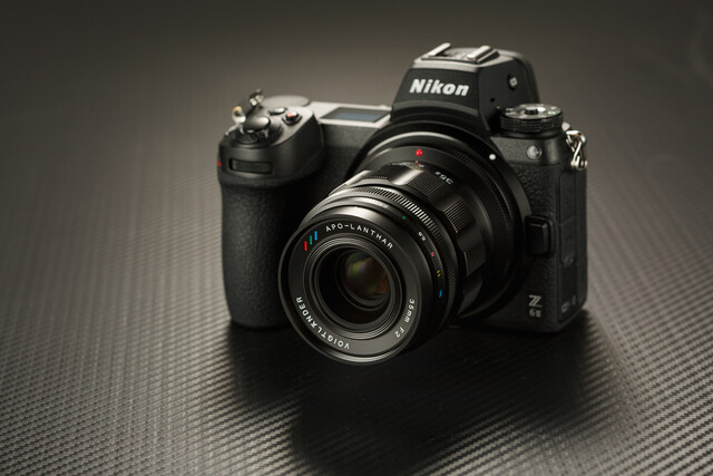 After the lens is connected with the Nikon Z6 Mark II, the overall weight is very even. In addition to the excellent grip of the phone, it will not tilt the camera due to the weight of the head.