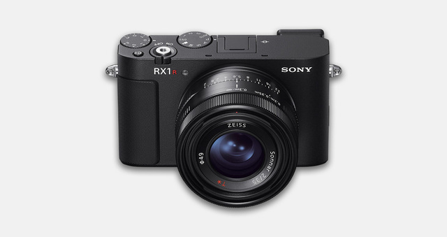 純粹攝影為核心的硬體配置 根據流出的規格細節，這款新機與錄影導向的 Nikon ZR 有顯著不同，它將移除所有影片拍攝功能，轉向極致的靜態攝影體驗。機身將採用高解析度的全片幅感光元件，為了追求極致的輕薄，機身厚度預計控制在 22 至 25mm 之間。為了在有限的體積內換取畫質，新機傳出將不具備機身防手震（IBIS）功能，螢幕則採用僅能上下翻折的 OLED 觸控面板，而非全側翻式設計，顯見其對街拍與快速隨手紀錄的產品定位。 在操作介面上，這款攝影版的 Nikon ZR 預計將取消內建的電子觀景窗（EVF），改以熱靴外接 EVF 作為選配方案。機身上配置了兩組物理撥盤，其中一組具備雙重功能切換，提供攝影師直覺的操作手感。機身色彩方面則傳出將提供黑、香檳金以及黑白相間的熊貓色供消費者選擇。 跨足高階隨身機戰局 目前高階隨身機市場需求強勁，不論是長年缺貨的 Fujifilm X100 系列，或是主打極致便攜的 Ricoh GR 系列，都證明了攝影愛好者對於「畫質與體積兼具」的渴望。即便像 Leica Q3 這類高端機型，在市場上依然擁有極高聲望。Nikon 若能成功推出定價更具競爭力且體現百年光學實力的定焦隨身機，無疑將填補 DL 系列留下的遺憾，並在緊湊型相機市場中開拓新局。 值得注意的是，若這款 Nikon 全片幅隨身機傳聞屆時屬實，它將直接與市場上另一位重量級競爭者 Sony RX1R III 展開競爭。2012 年問世的 RX1 系列為全世界第一台搭載全片幅感光元件的隨身數位相機，是許多攝影師心中的經典，而 Nikon 傳聞新機若能以更優化的體積、價格，或是操作體驗切入，勢必將與 RX1R III 或其他全片幅定焦隨身機展開一場高階技術的較量。 ▲ Sony RX1R III via：Nikon Rumors