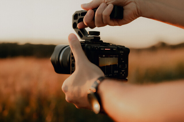 影音創作的需求和拍照完全不同，擁有一台主打錄影的相機可達事半功倍之效。