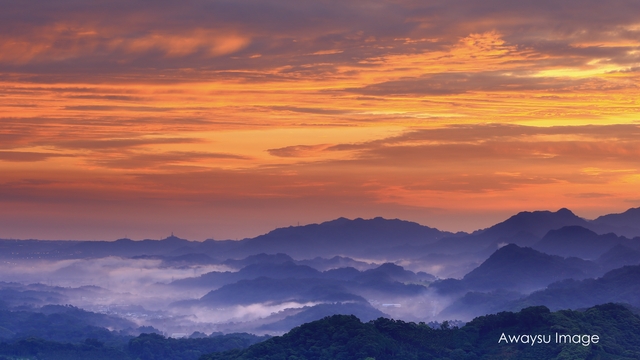 早晨日出火燒雲。▲斜射光打在油羅溪河畔處。▲晨光雲海。▲遠處關西方向上面雲海飄逸，下面雲霧渺渺。