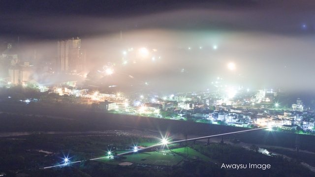關西二高高架橋路段被雲海淹沒。▲橫山亞洲水泥廠琉璃光。