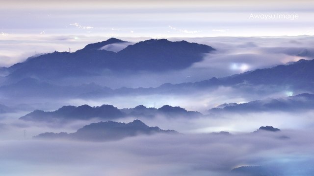 對面山巒雲海流動中。