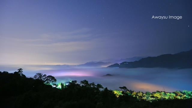 頂端雲海景色，頂端可惜之處就是觀景前方樹都太高。▲路邊雲海隨處可得。